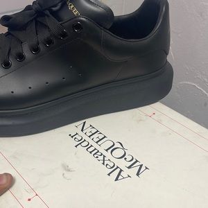 ALL BLACK ALEXANDER MCQUEENS